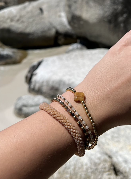 Armband met natuursteen voor dames. Deze prachtige elastische armbanden zijn gemaakt met natuursteen in verschillende vormen en kleuren. Vaak combineren we de natuurstenen kralen met vergulde stainless steel bolletjes voor een luxe look.